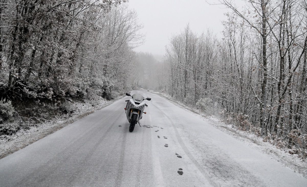 Conducir moto sobre hielo o nieve