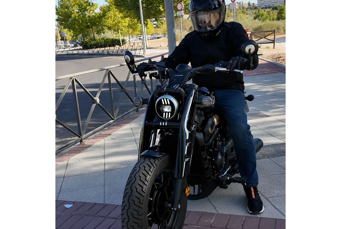 Cyclone RA600: la llamativa custom que se pilota como una naked