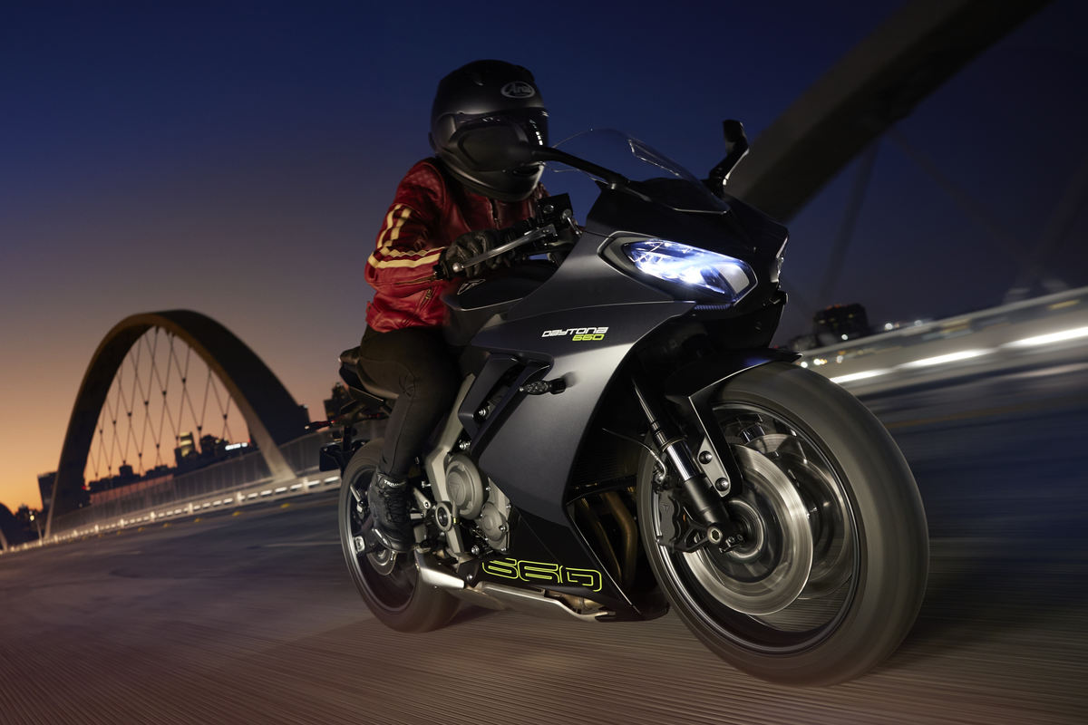 Nueva Triumph Daytona 660 2024: 95 CV, 201 kg y 9995 euros