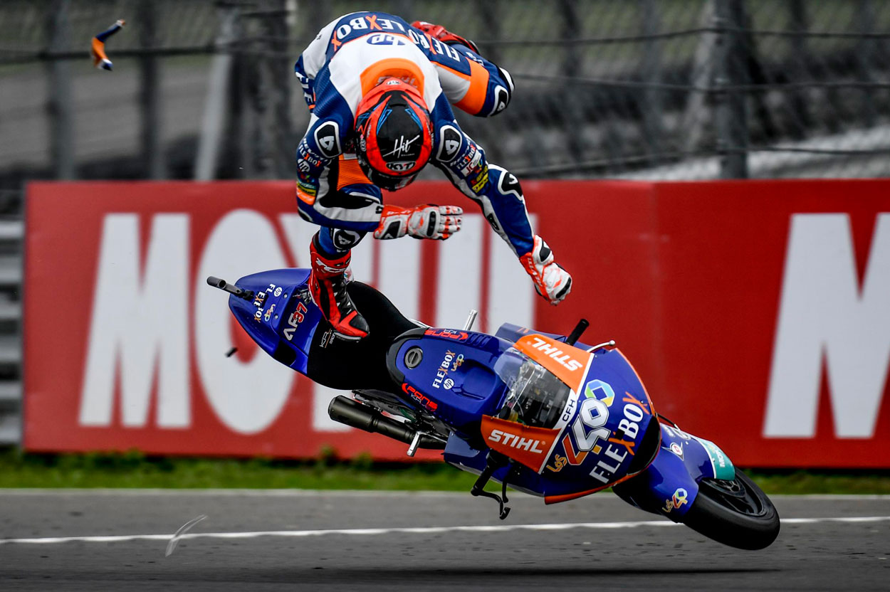 Caida de Augusto Fernández en Moto2 en el GP de Argentina