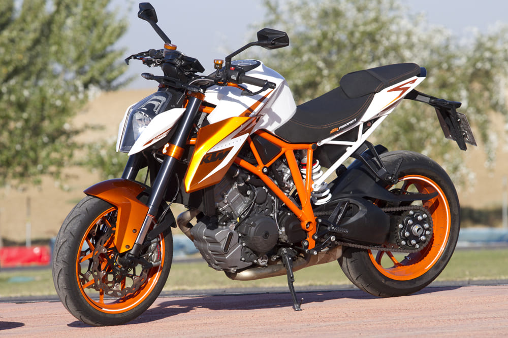 Comparativa: KTM 1290 Super Duke R SE vs Yamaha MT-10