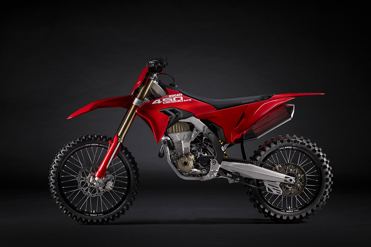 La primera Ducati Desmo450 MX sale de la cadena de producción