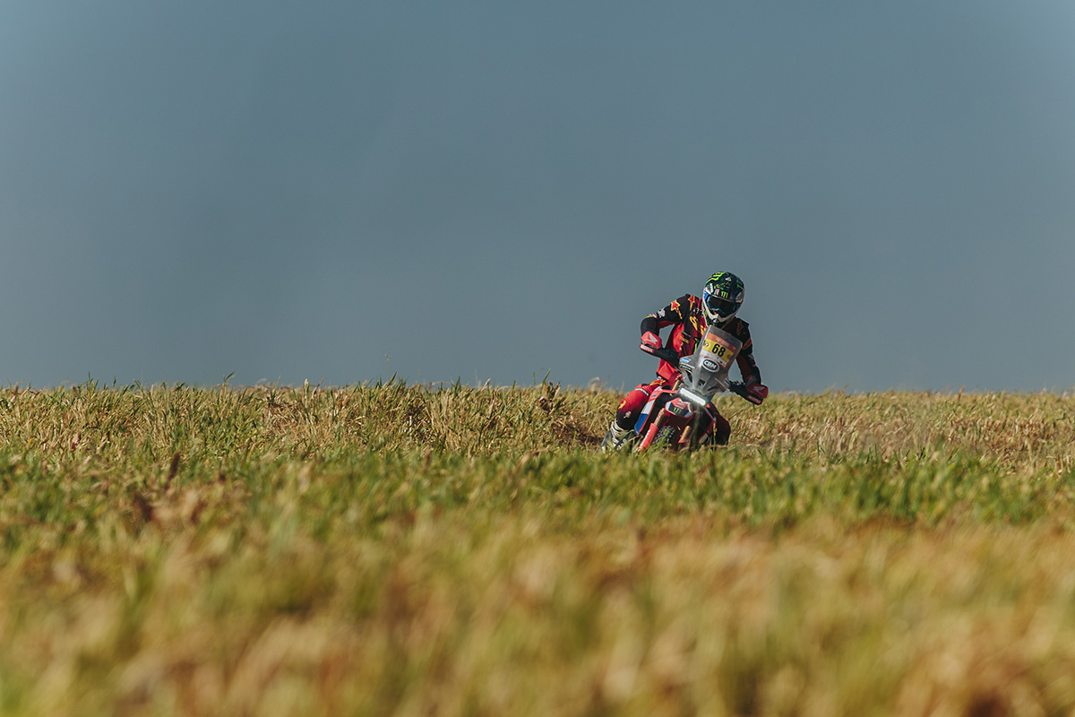 Schareina aguanta al frente del Sertões y Ventura golpea primero en Moto 2