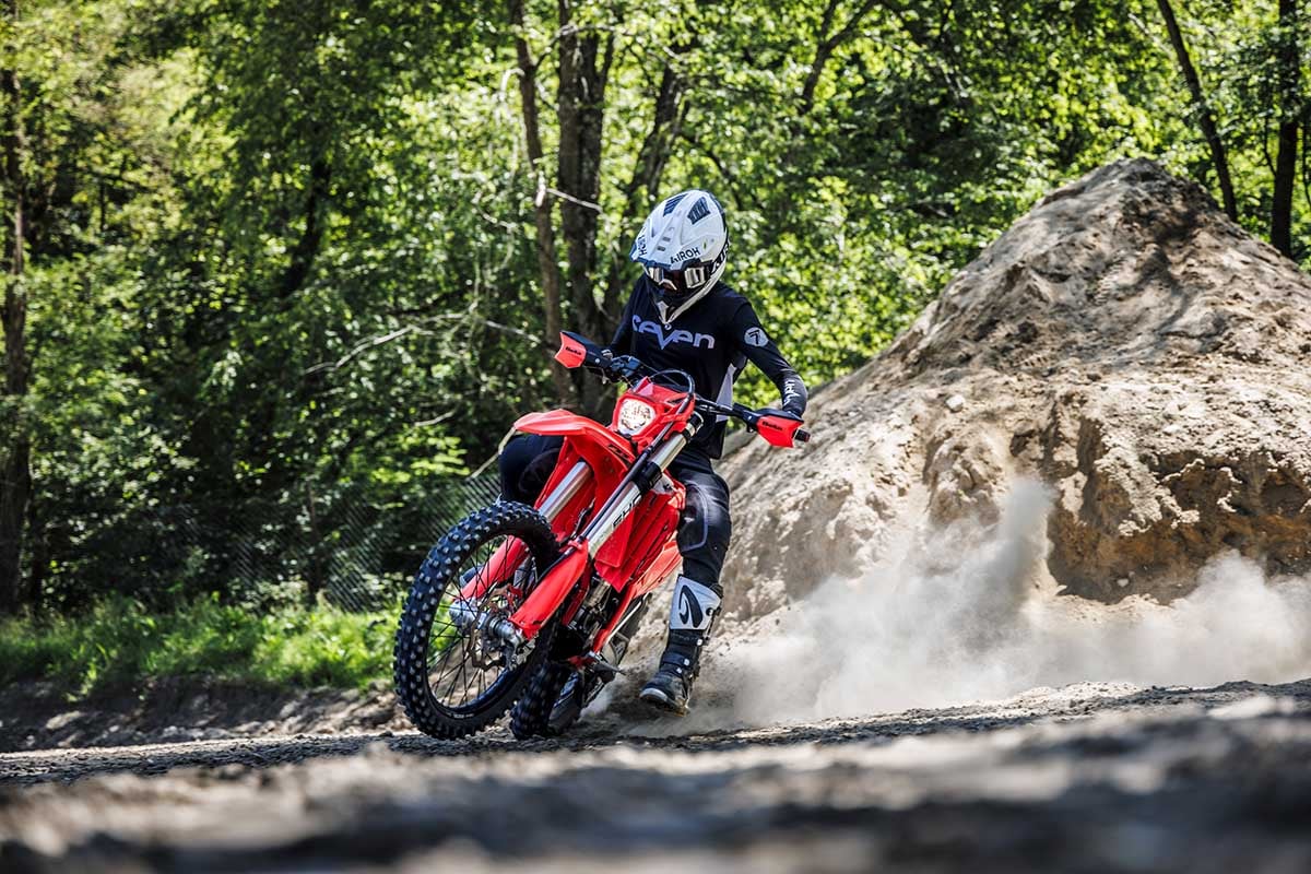 Airoh presenta el Aviator 3 EVO, el casco offroad de referencia con homologación FIM FRHPhe-02