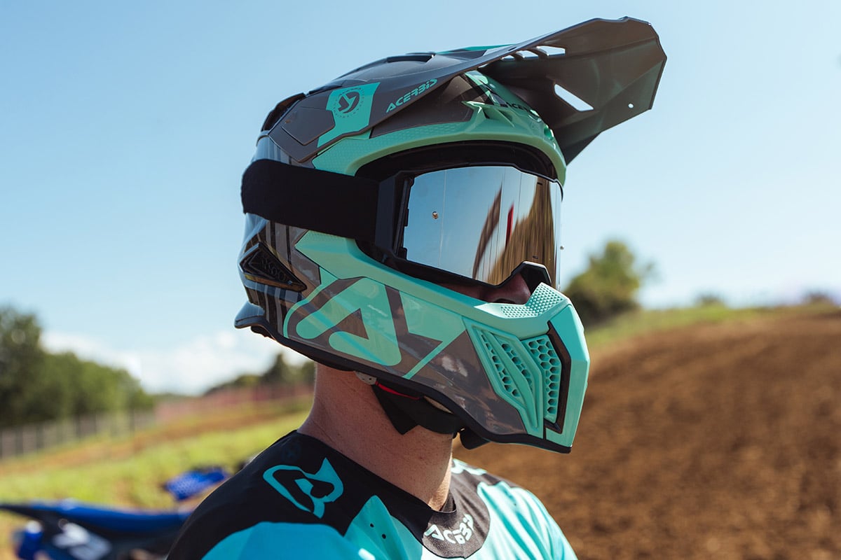 Acerbis revoluciona el offroad con el nuevo casco Airstrike-C de fibra de carbono