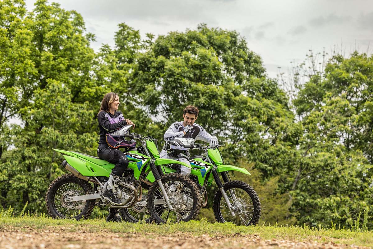  Kawasaki KLX230R S 2027 apuesta por una menor altura de asiento