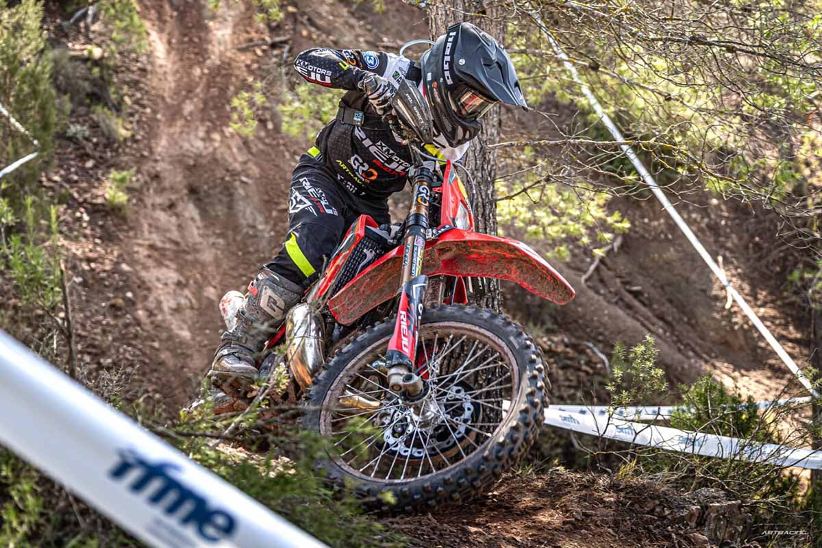 Francesc Moret acaricia el título del Campeonato de España de Hard Enduro