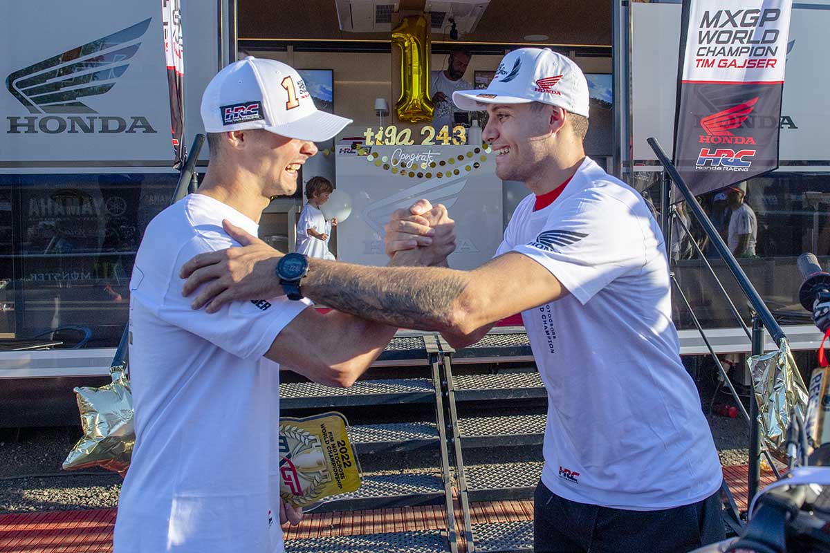 Rubén Fernández y Tim Gajser