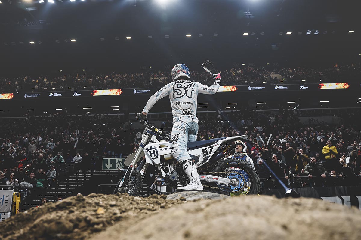 Billy Bolt arrasa en Budapest y amplía su dominio en el Mundial de SuperEnduro