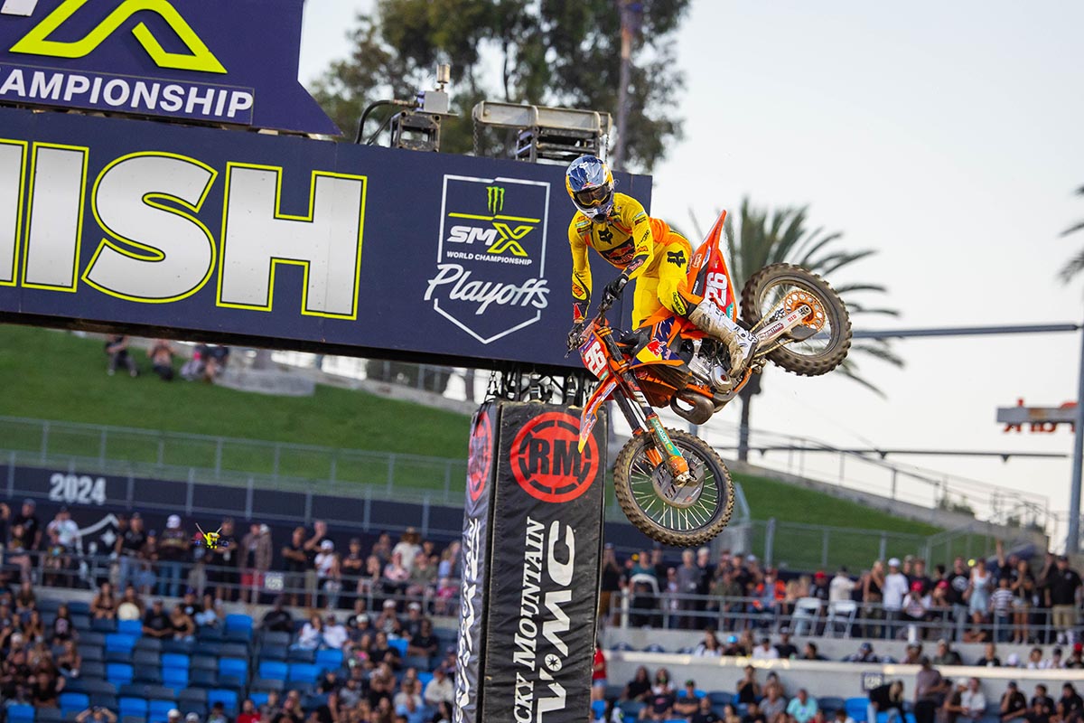 Jorge Prado gana en Los Ángeles y mantiene el liderato de SMX
