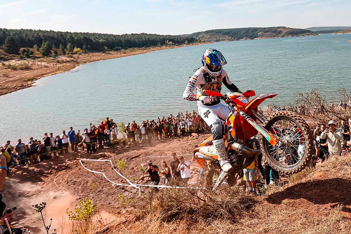 Manuel Lettenbichler mantiene el liderato del Mundial tras un ajustado Hixpania Hard Enduro