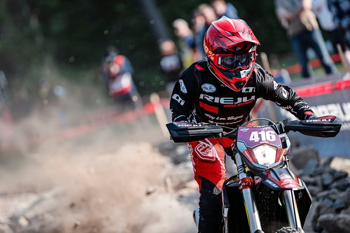 Rosie Rowett hace que el EnduroGP de Gales sea inolvidable