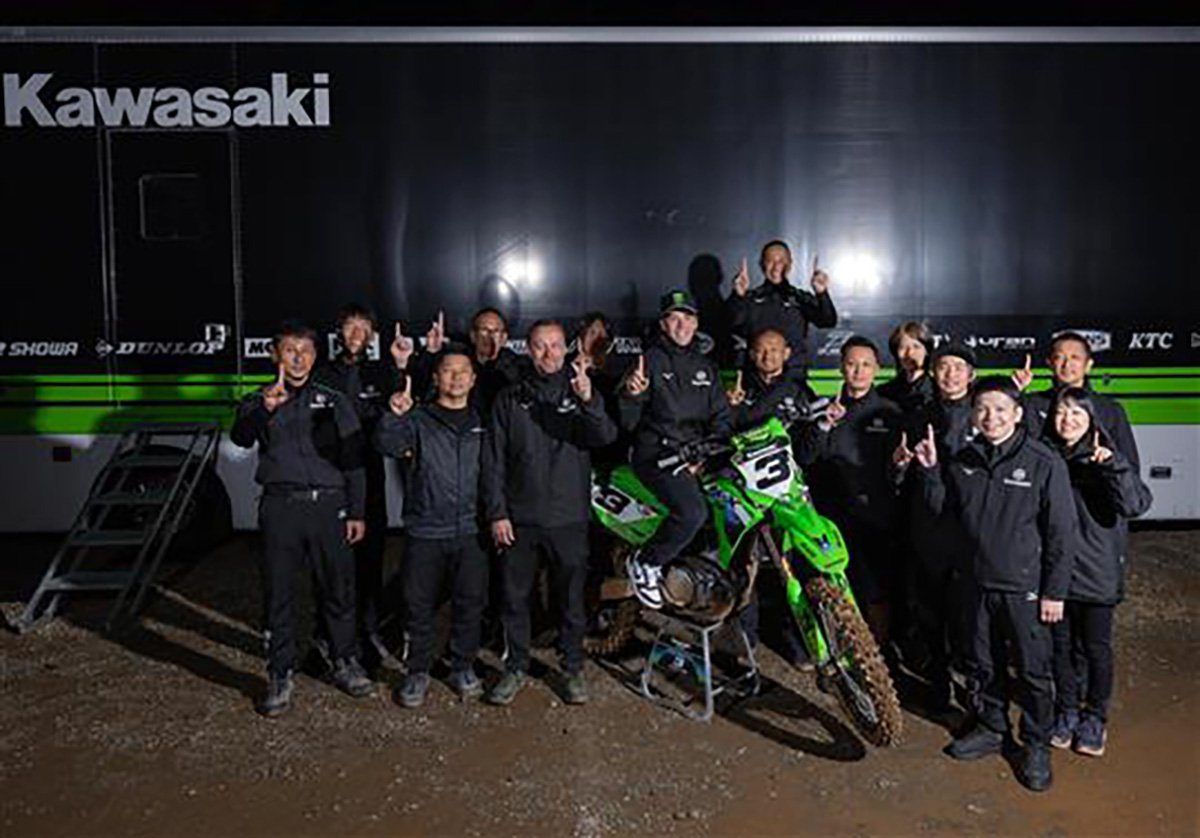 Romain Febvre celebra en Japón una temporada histórica con Kawasaki
