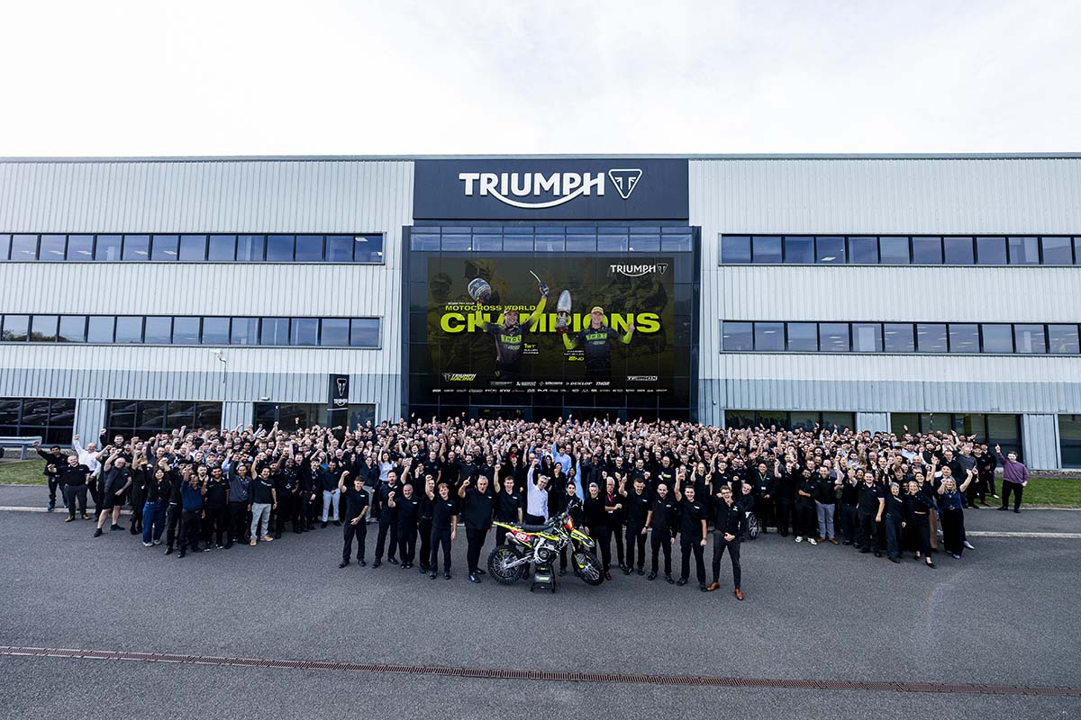 Triumph celebra su primer Mundial de motocross con Farrés en Hinckley
