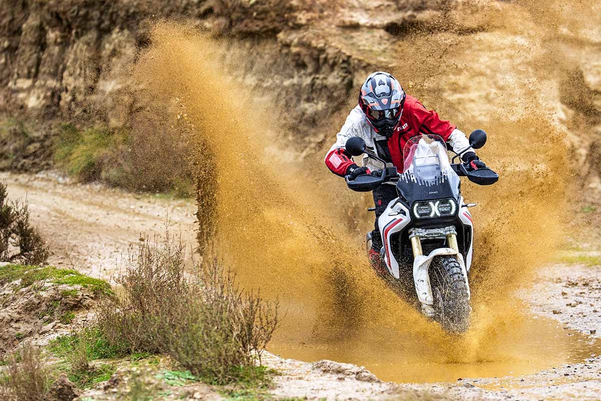 Ducati DesertX 2026: ¿una trail campera o una enduro grande?