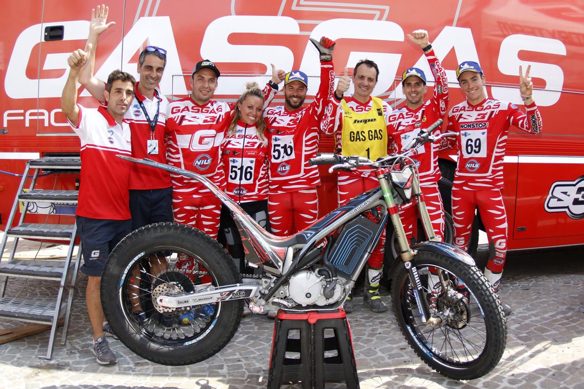 Loris Gubian con todo el equipo Gas Gas y la TXE
