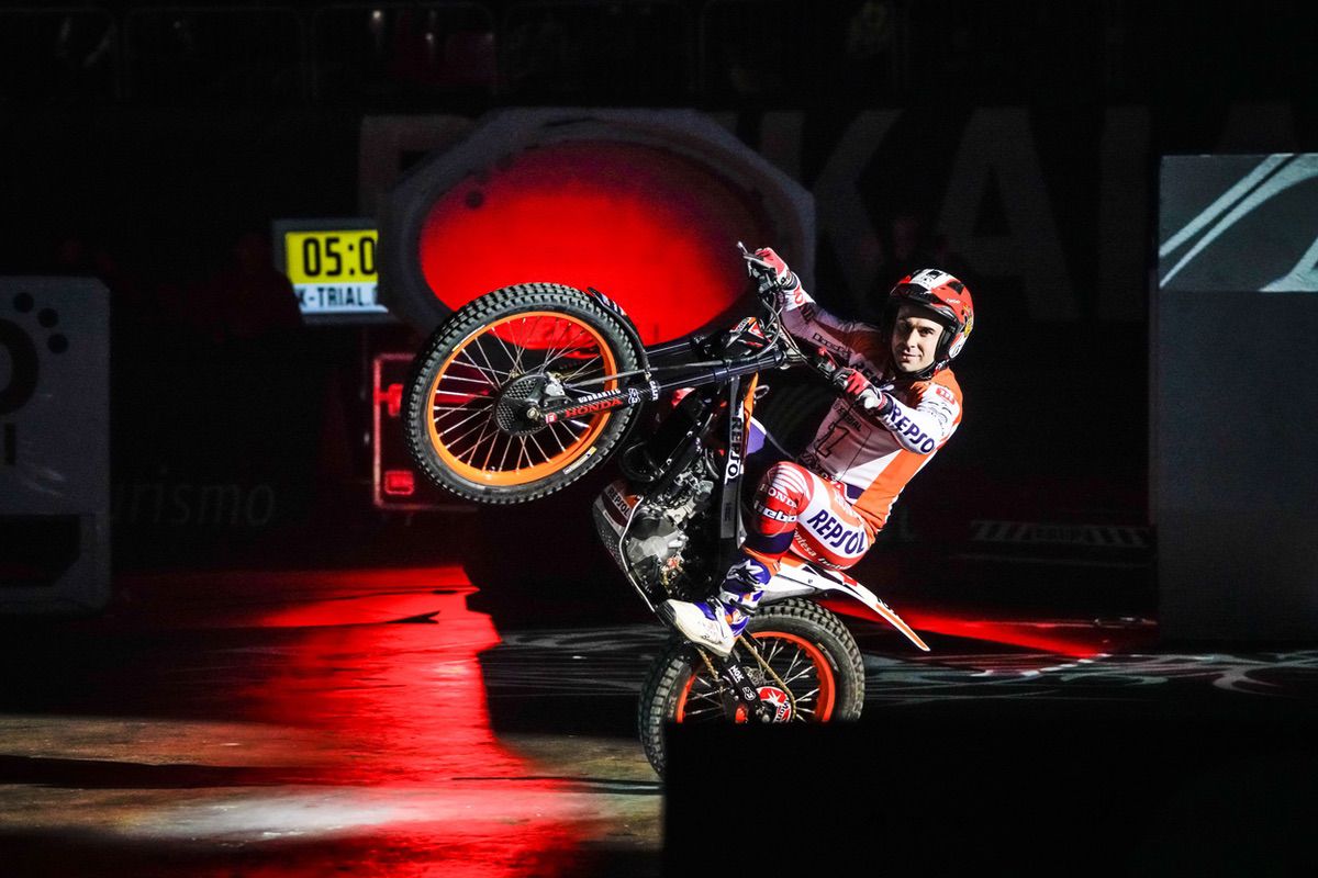 Toni Bou recuperó el liderato tras el Trial Indoor de Bilbao