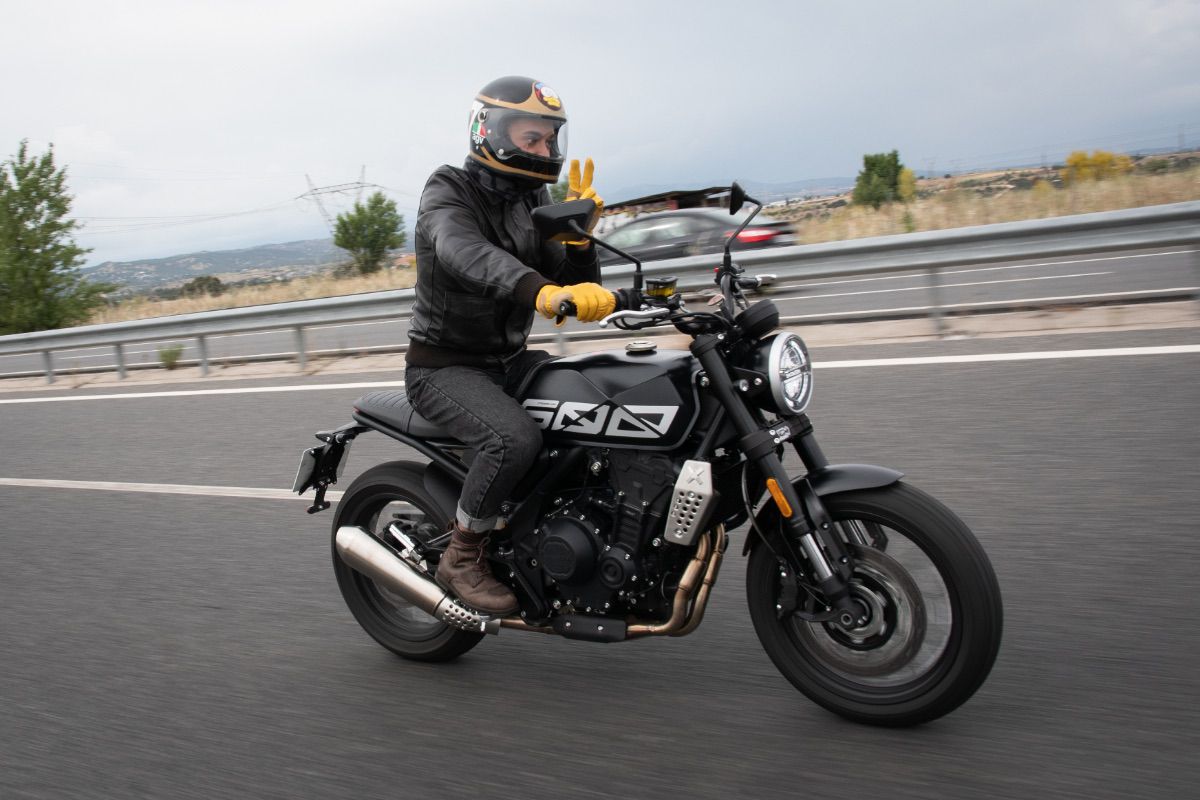 Así fue el primer encuentro entre los motoristas de Brixton en España