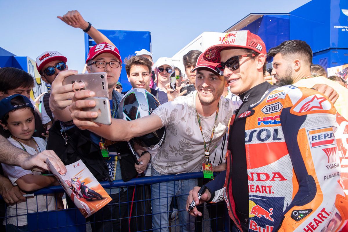 Marc Márquez atiende a sus fans en el GP de España 2019