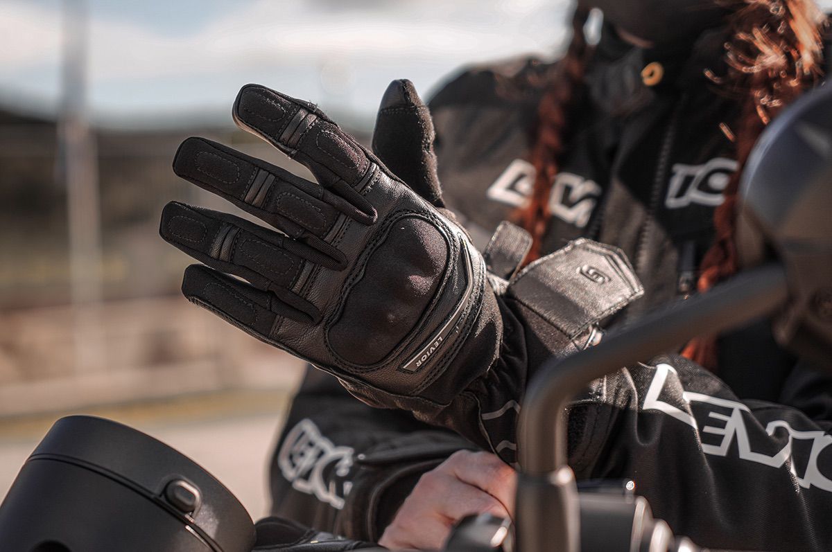 Así es como deben ser los guantes de verano de moto