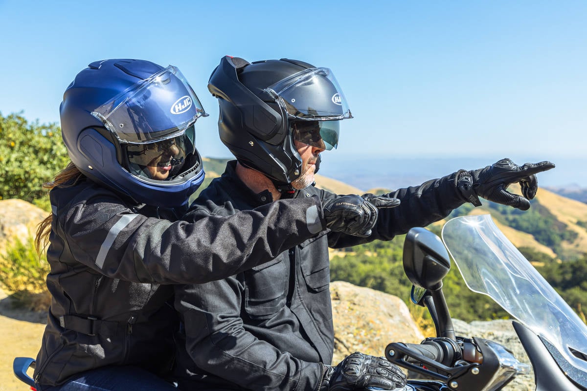 Nuevo casco HJC F100 Carbon: así es el nuevo modular ligero