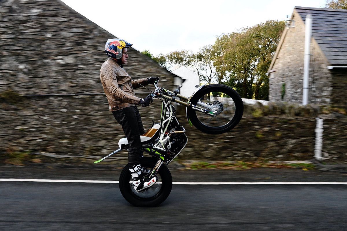 Dougie Lampkin haciendo un record de caballito sobre una moto de trial