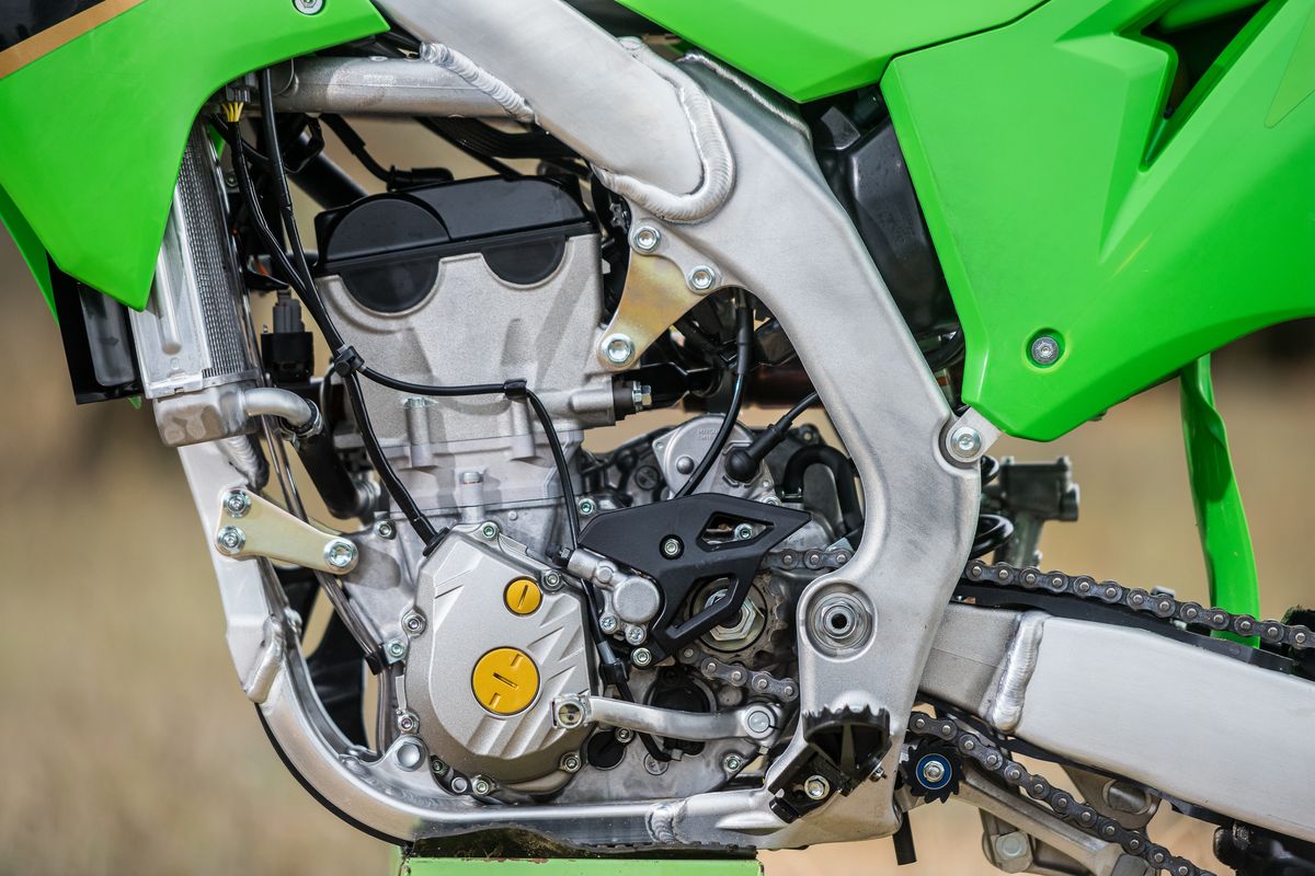 Prueba Kawasaki KX 250 2022: Corta y pega