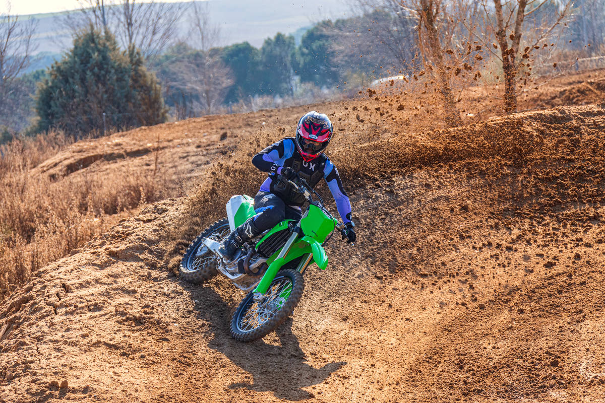 Prueba Kawasaki KX 450 2025: El verde está de moda