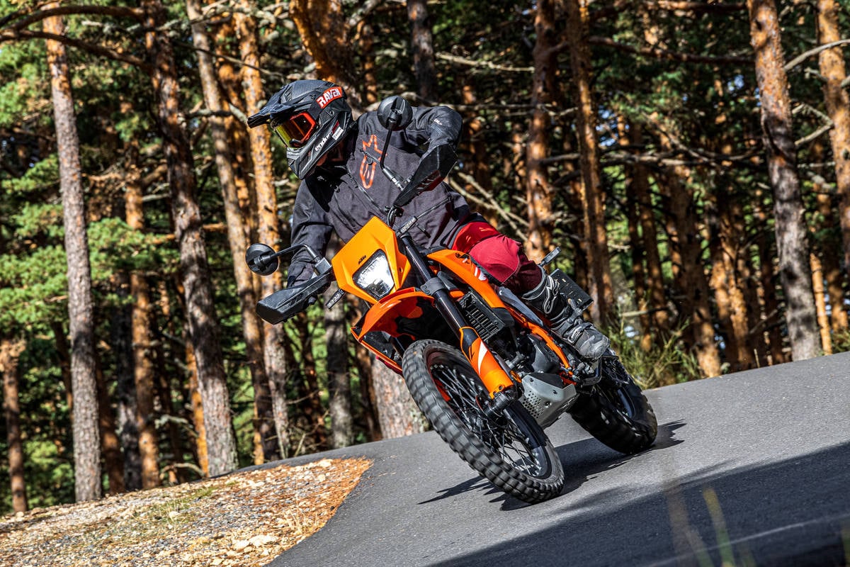 Prueba KTM 390 Enduro R: la trail ligera para A2 que cumple con casi todo