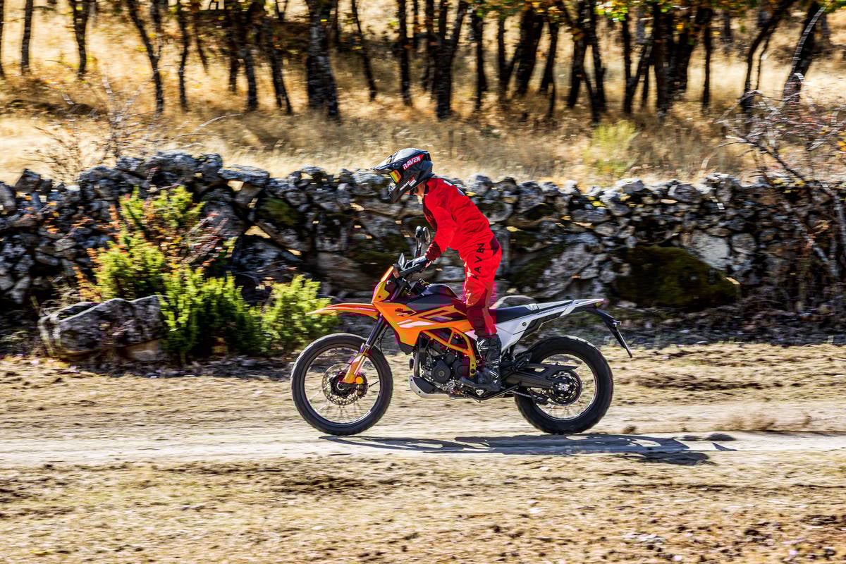 Prueba KTM 390 Enduro R: la trail ligera para A2 que cumple con casi todo
