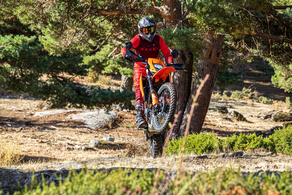 Prueba KTM 390 Enduro R: la trail ligera para A2 que cumple con casi todo