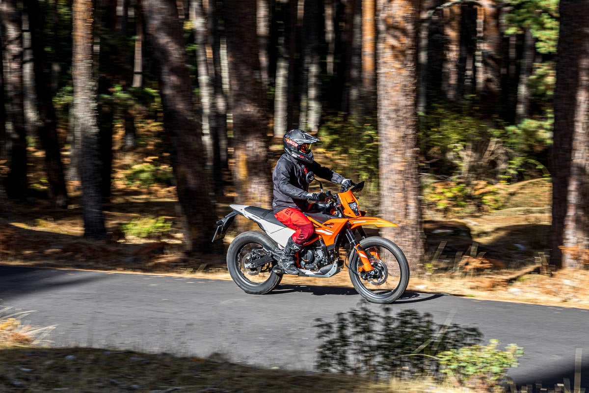 Prueba KTM 390 Enduro R: la trail ligera para A2 que cumple con casi todo