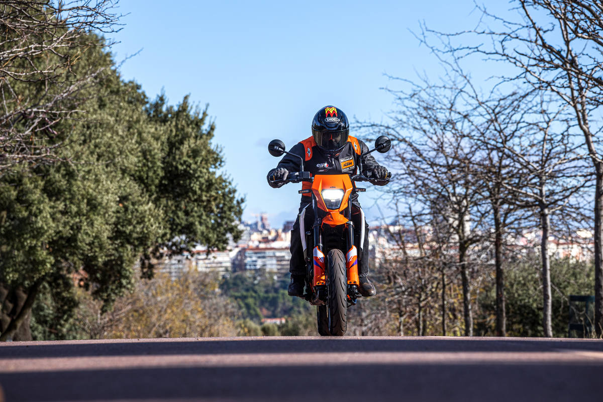 Prueba KTM 390 SMC-R: mucha diversión para el carnet A2