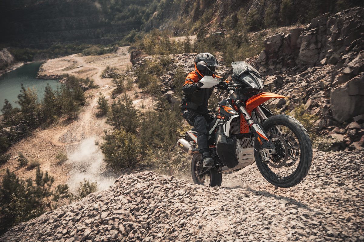 KTM 890 Adventure R: más madera