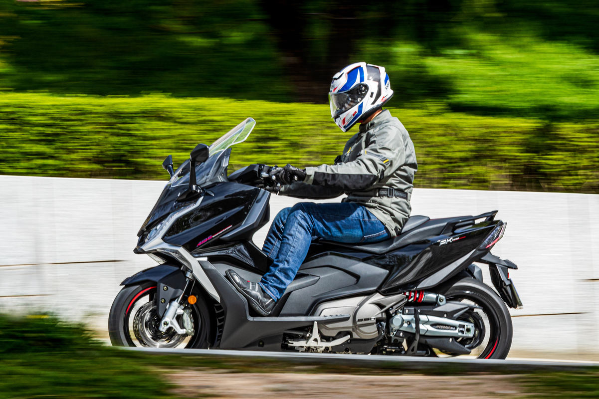 Prueba KYMCO AK 550 Premium 2024: más refinado y mejor equipado Prueba KYMCO AK 550 Premium 2024: más refinado y mejor equipado