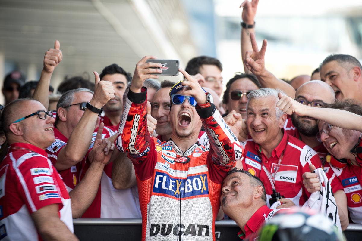 Lorenzo celebra su podio