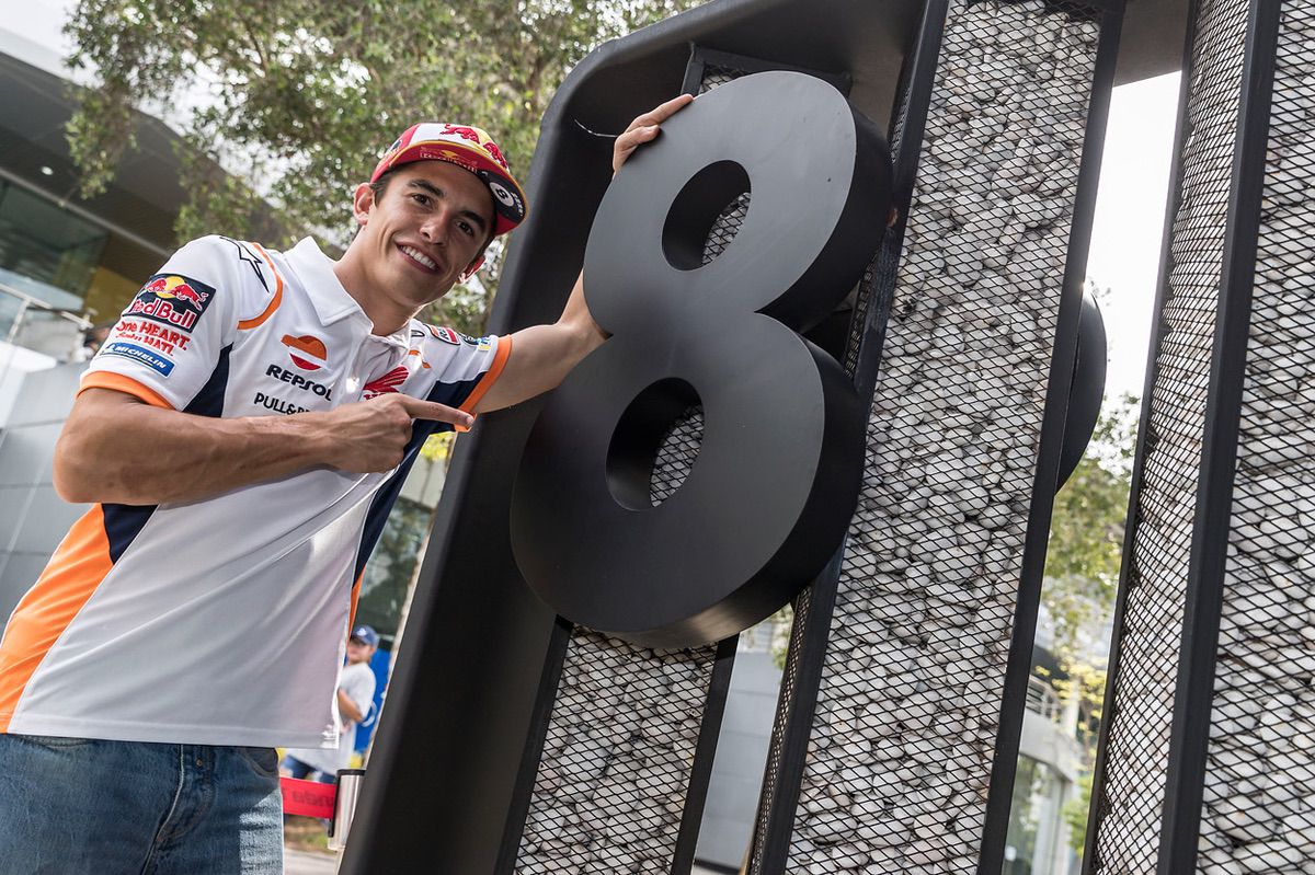 Marc Márquez muestra el número 8, sus títulos, antes del Gran Premio de Malasia Marc Márquez muestra el número 8, sus títulos, antes del Gran Premio de Malasia