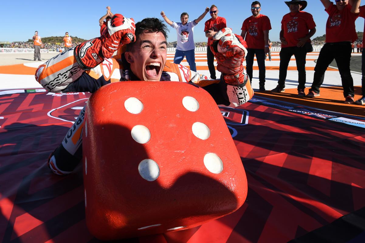 Márquez celebra su sexo título en Cheste