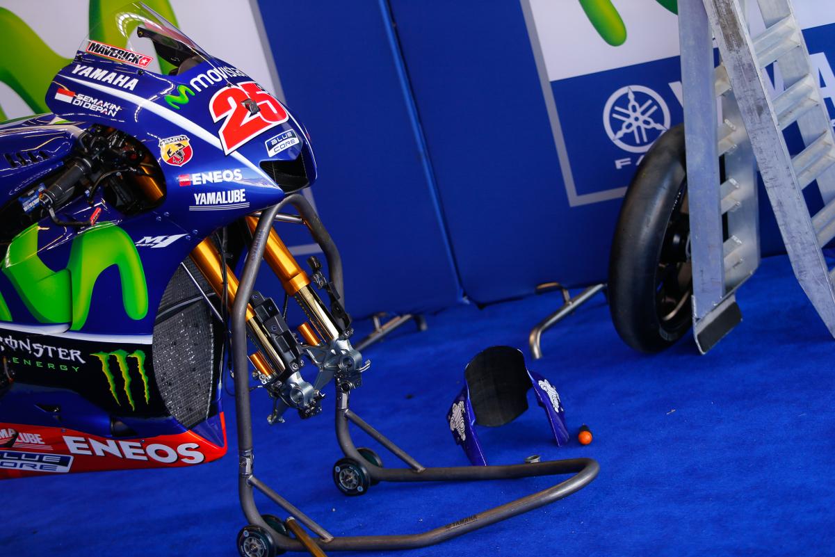 La Yamaha de Maverick Viñales en el box