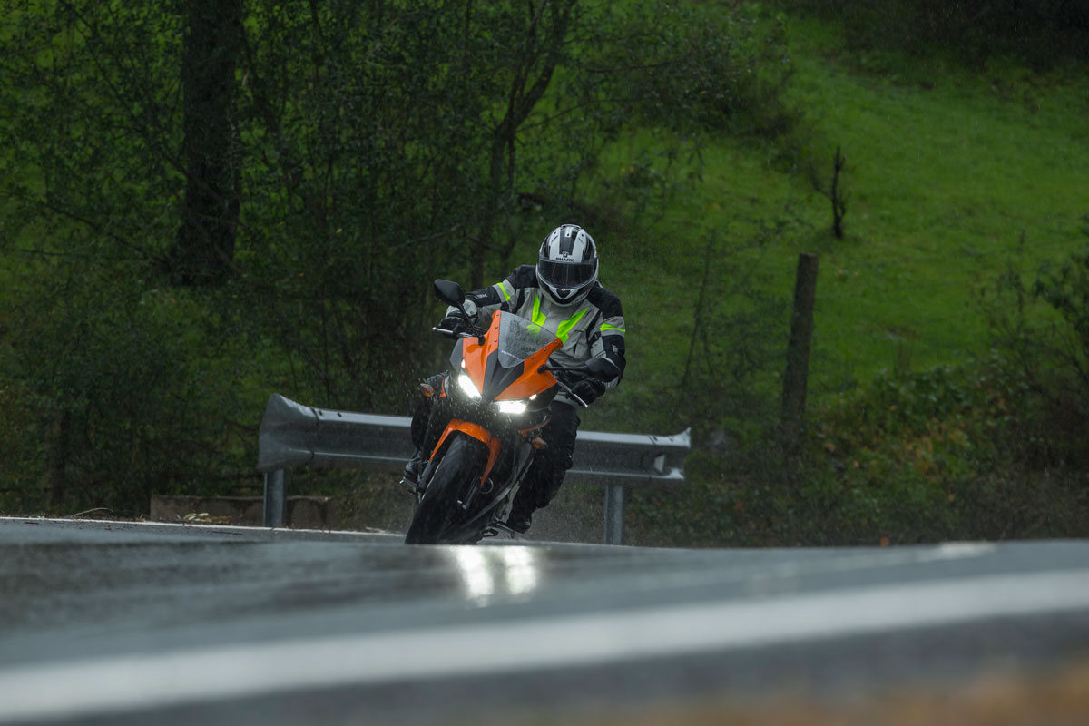 8 consejos para no mojarte en moto con lluvia