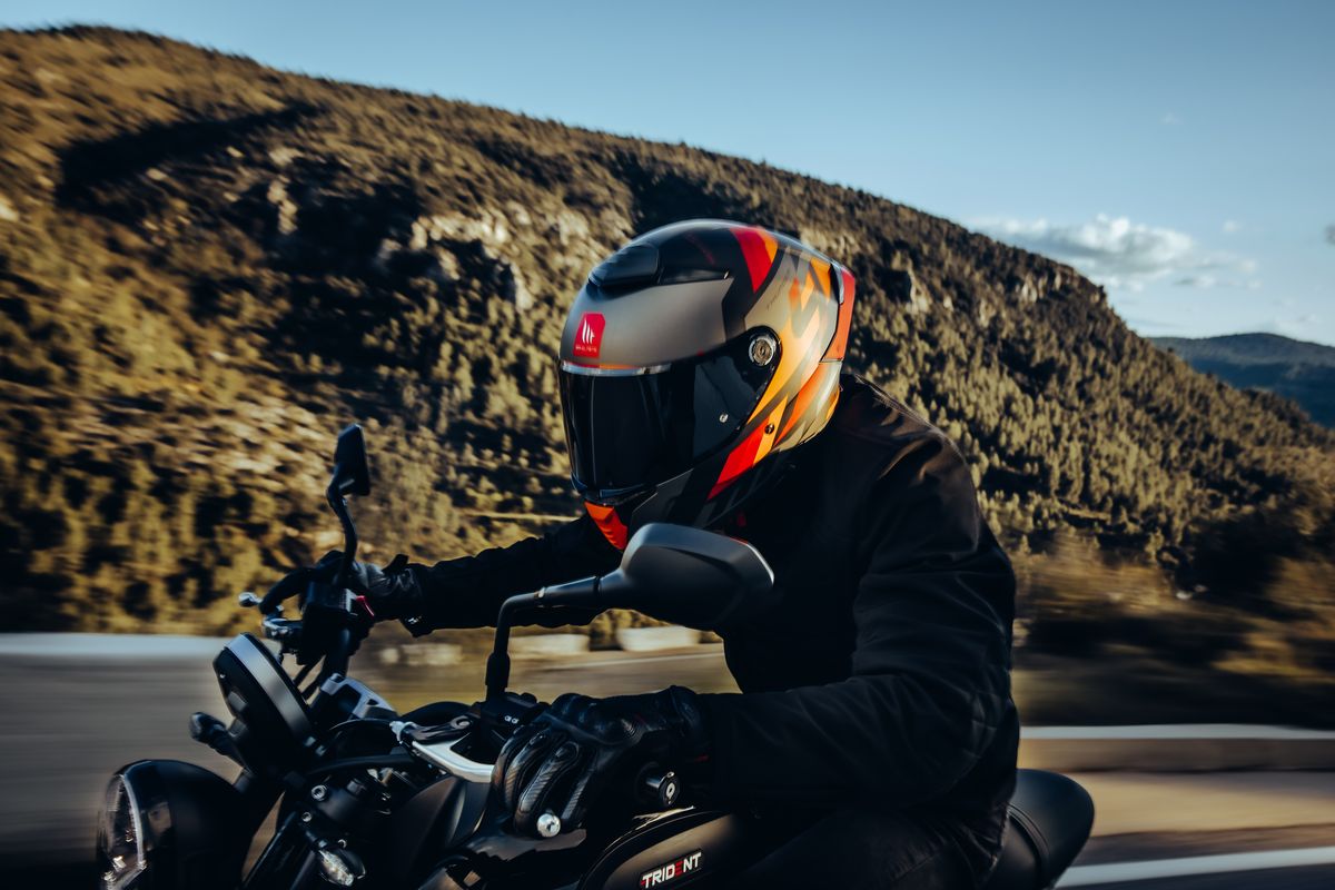 Nuevo MT Thunder 4 SV: casco sport-turismo con homologación 22.06