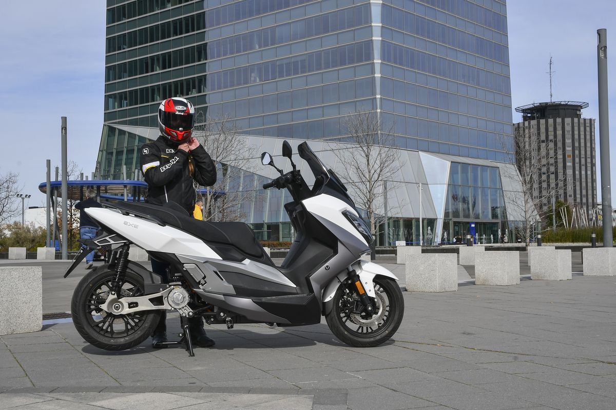 Prueba Nerva EXE: scooter eléctrico con batería de doble vida