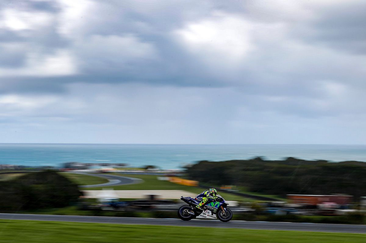 Valentino Rossi rueda en MotoGP en Phillip Island