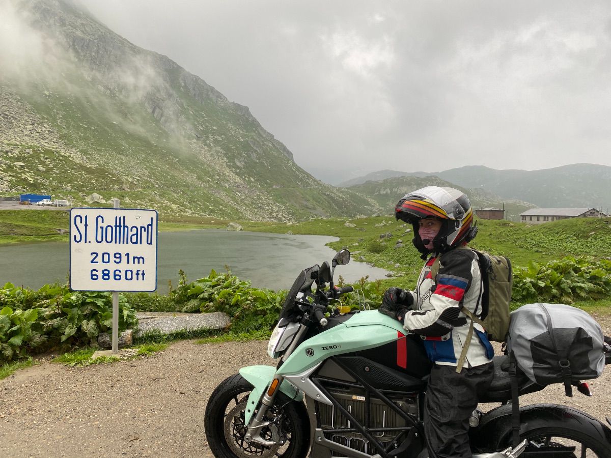 Suiza en moto eléctrica: Alicia Sornosa con una Zero SR/F