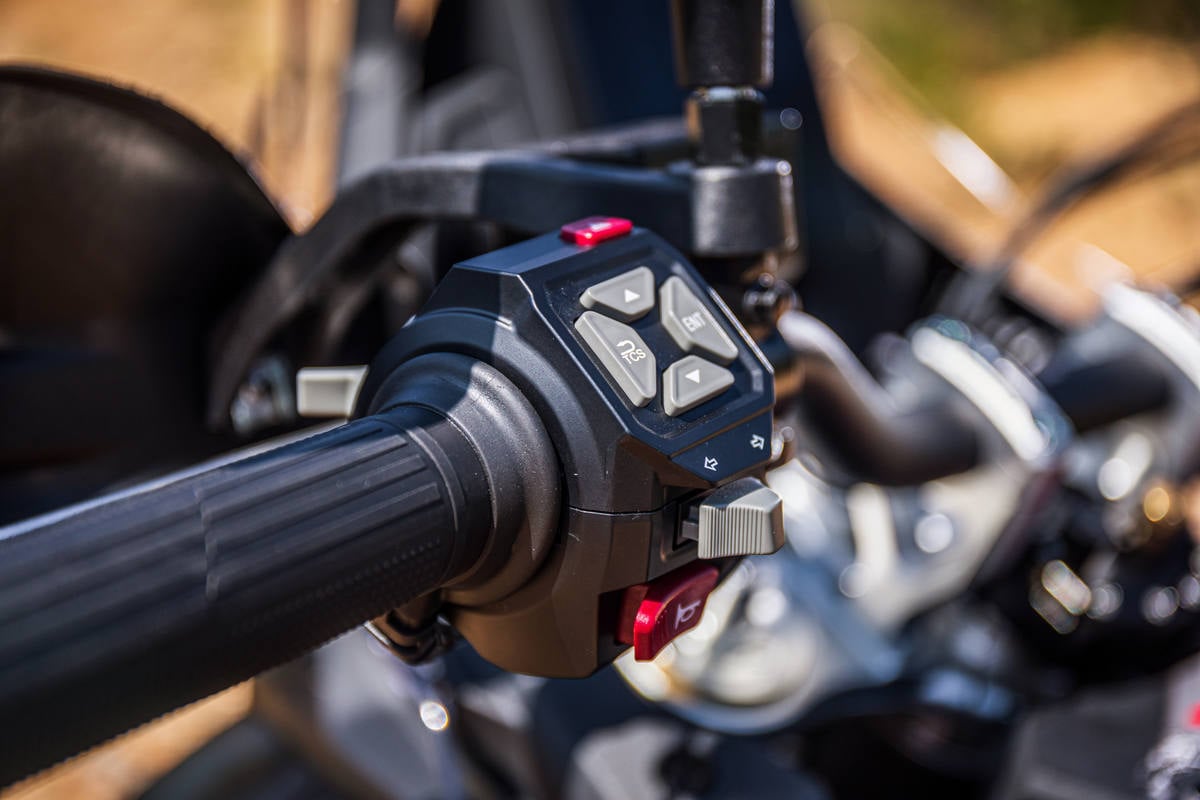 Prueba Voge DS800 Rally: la trail más campera y barata para salir del asfalto