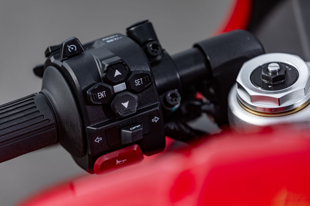 QJ Motor SRK 800 y RR a prueba: cuatro cilindros asequibles y bien dotadas