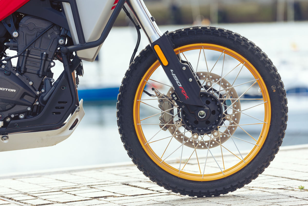 Prueba QJMotor SRT 450RX: trail A2 muy equipada por 5299 euros