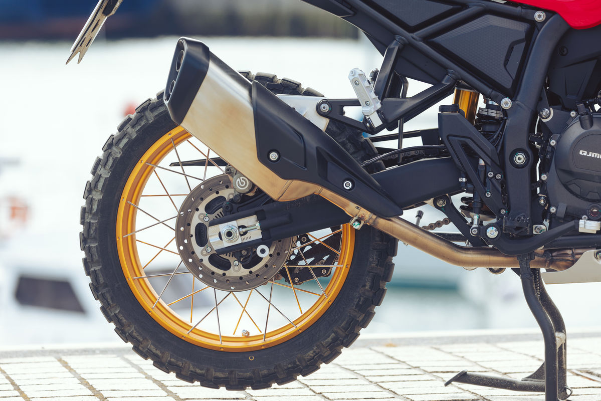 Prueba QJMotor SRT 450RX: trail A2 muy equipada por 5299 euros