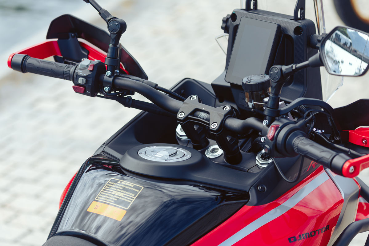 Prueba QJMotor SRT 450RX: trail A2 muy equipada por 5299 euros