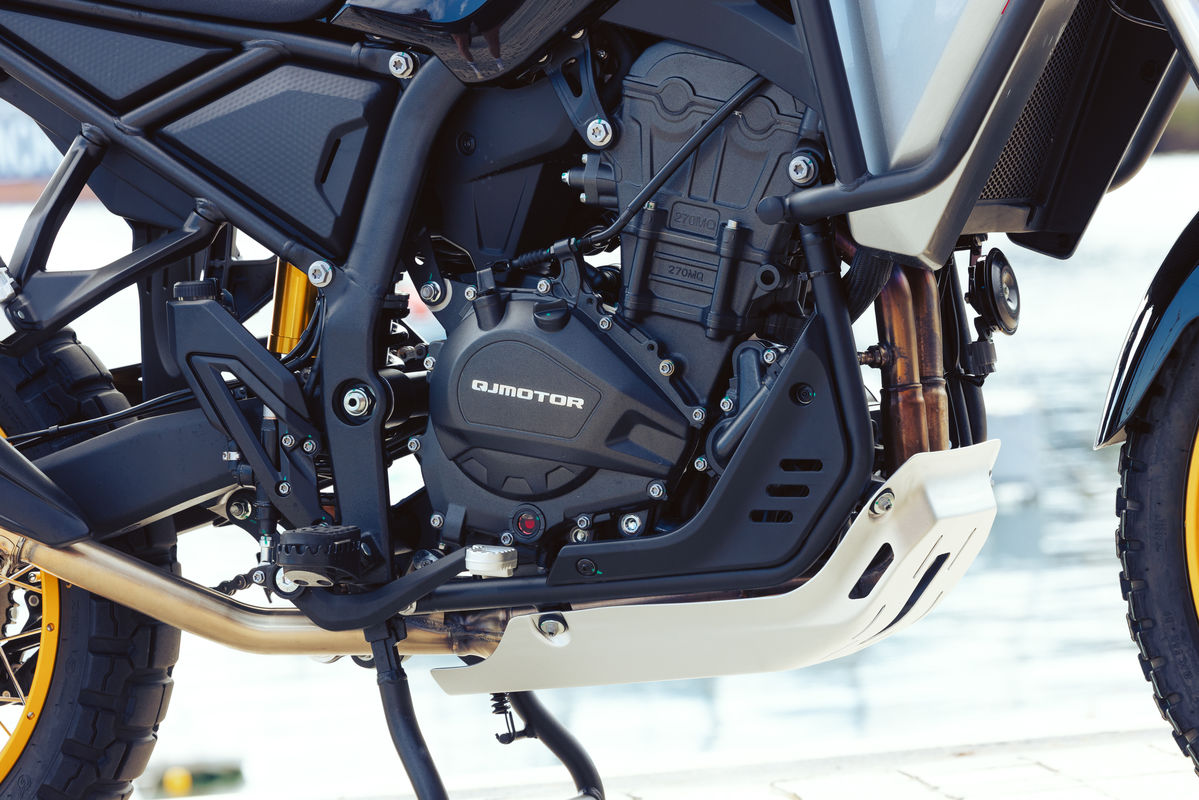 Prueba QJMotor SRT 450RX: trail A2 muy equipada por 5299 euros